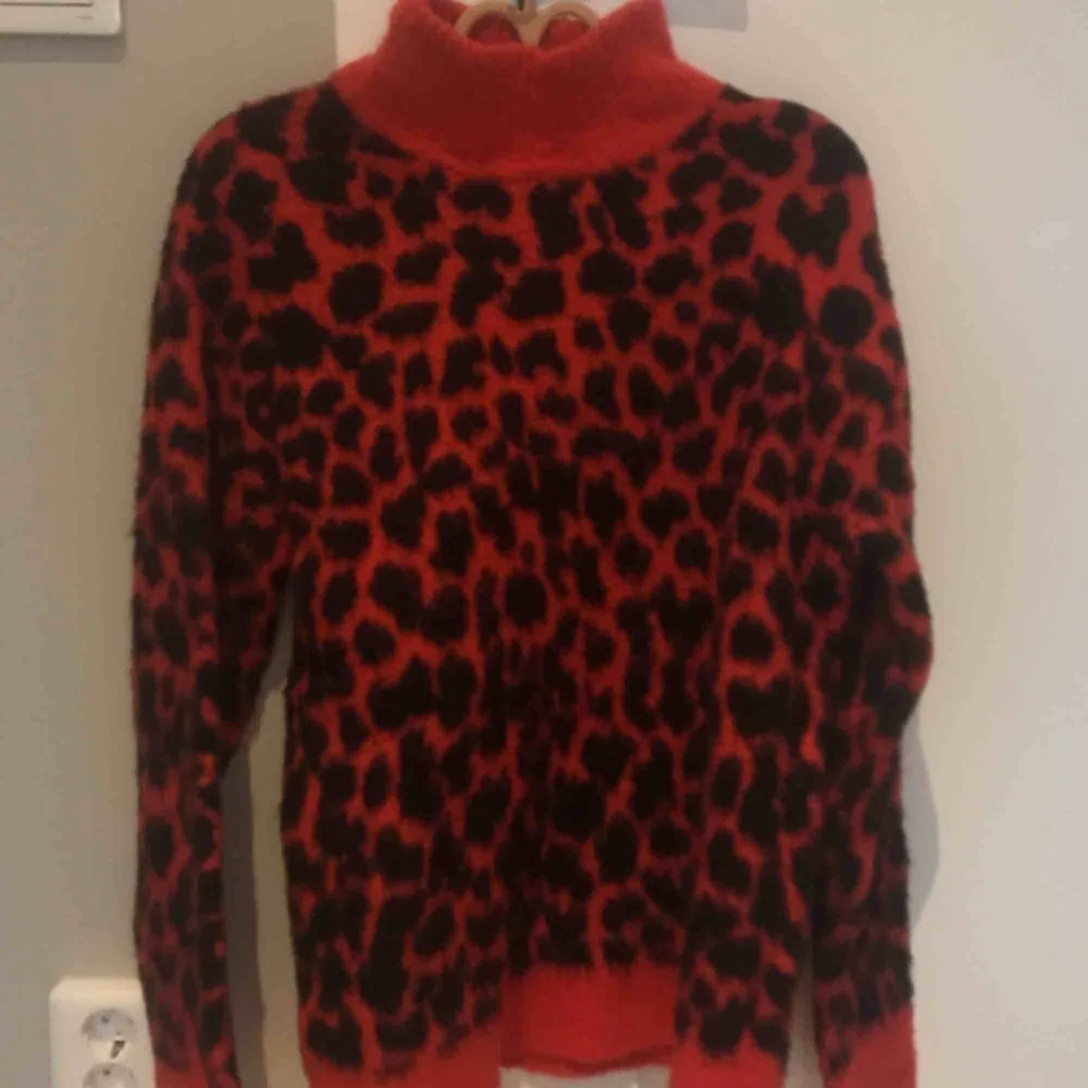 En fin rosa tröja med leopard mönster ifrån na-is. Knappt använd och därmed i väldigt fint skick!. Stickat.