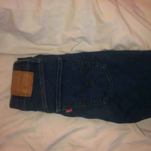  - Säljer mina super fina Levis jeans ur serien ”Mile High Super Skinny” använda ett få tal ggr och är i jätte bra skick💕 stretchiga och sköna, sitter perfekt på mig som är 162 cm lång!