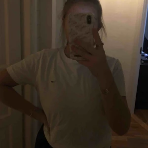  - Vit Tommy hilfiger T-shirt som är andvänd endast få gånger  Frakt står köparen för  