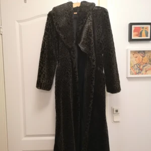  - Lång varm, figursydd päls (faux fur) med mörkt leopardmönster. Fint skick förutom att en knapp saknas (behövs dock inte).