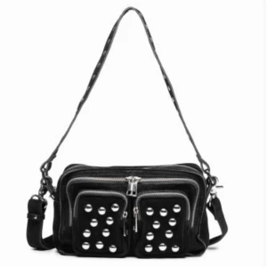  - Den fina populära nunoo bagen med lite speciellare design! Skickas i påsen som den kom i! Nypris:1500kr. Köpt från själva nunoo hemsidan. Sparsamt använd och därför i bra skick! Bredd: 24,5 cm, Höjd: 15 cm, Djup: 8 cm. Frakt tillkommer på 59kr!🌸🌸🌸 