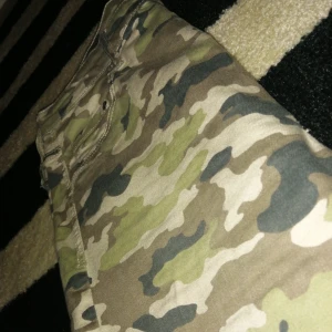  - Ett par militär jeans, använda ca 5-6 gonger annars helt oanvända. 