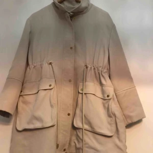  - Jacka i från hm. Beige i storlek m.  Frakt tillkommer . 