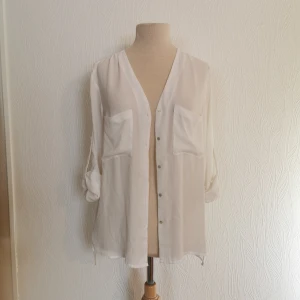  - Vit skir blus. Märke: tror H&M (lapp borttagen). Storlek: S/M. Skick: väldigt fint, använd 2-3 gånger. Pris: 80 kronor eller bud. Frakt: Betalas av köparen. 