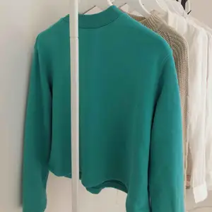 Supernice tjocktröja/sweater i så fin blå/grön färg! Raka ärmar och helt i nyskick! Knappt använd! Inköpt för ca 500kr!