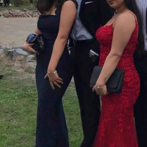  - jättefin marinblå långklänning. använd 1 gång, passar från 160cm-175cm