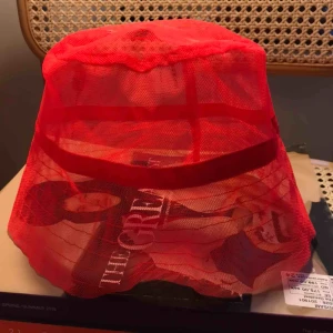  - BUCKET HAT — IDA KLAMBORN!   sjukt fin i tyllmaterial 🍊🍊🍊  original pris 799 (aldrig använd)   skickas mot frakt eller mötas upp i stockholm! <3