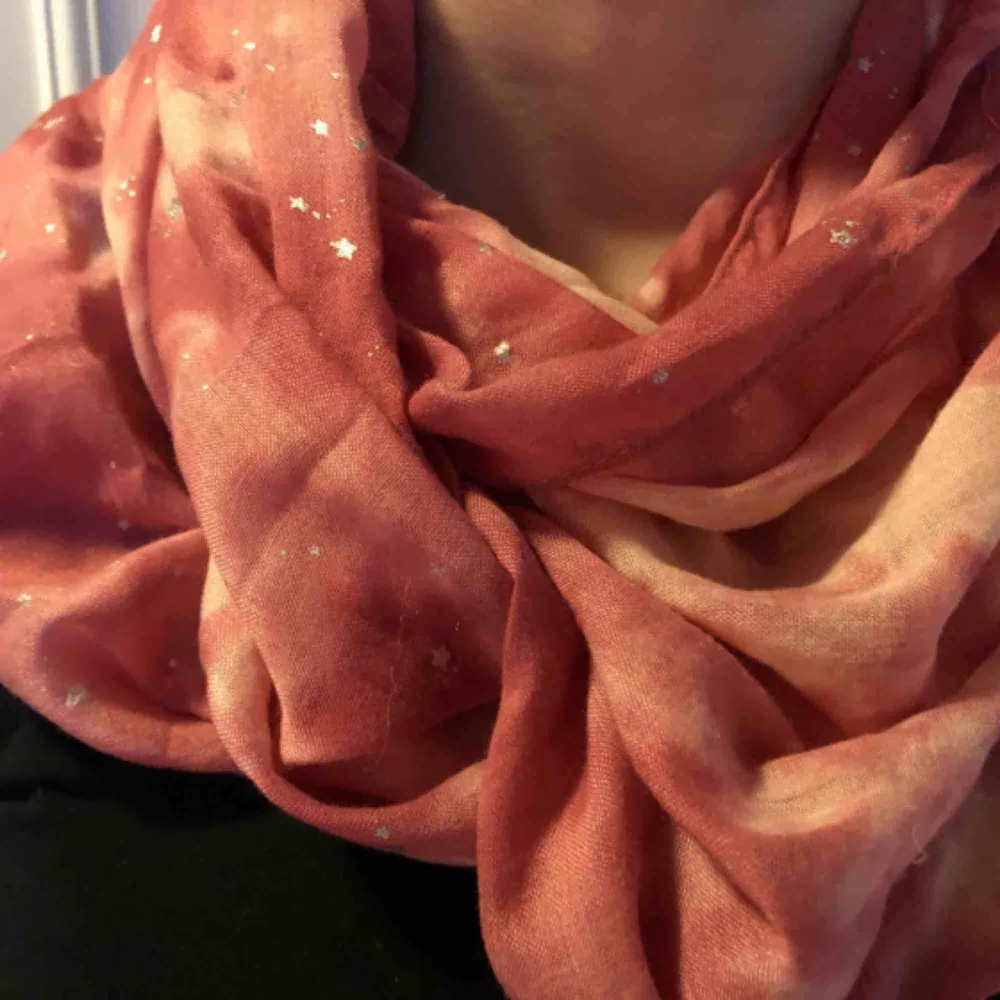 Otroligt skön tubascarf i fina rosa nyanser med silverdetaljer! . Accessoarer.