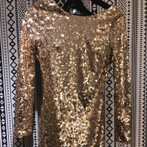  - Perfekt fest klänning, men säljer då den är lite för kort för mig, skulle säga att den passar någon som är under 163 cm, frakten är in räknad i priset 