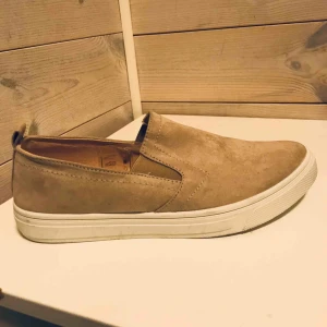  - Helt nya slip ons, dom är mer åt det rosa hållet men syns dåligt på bilden