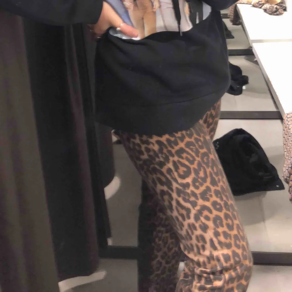 Skit coola trendiga leopard mönstrade jeans. Köpta ifrån zara i butik och är i storlek 40 då dom var väldigt små i storlek men passar mig som vanligtvis har 38. . Jeans & Byxor.