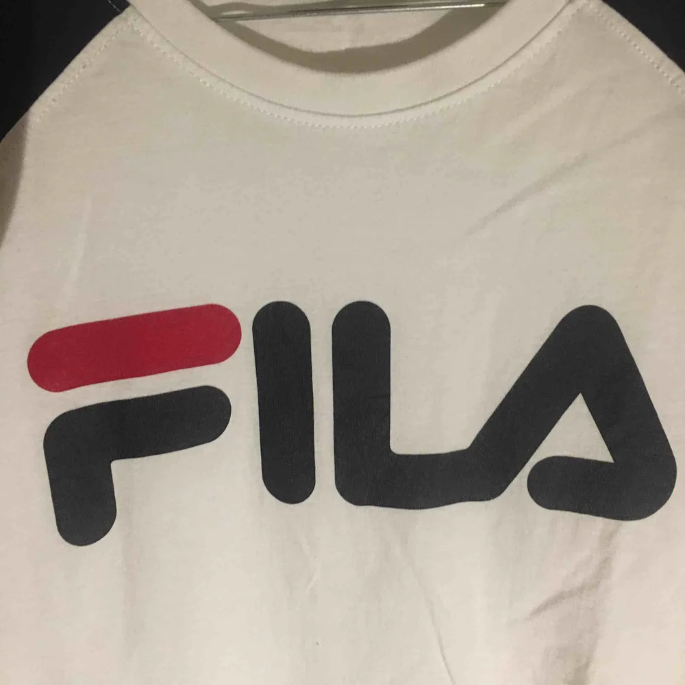 Klassisk Fila t-shirt som är riktigt snygg. Den är i normal begagnat skick och har inga defekter. - Frakt står köparen för (30kr) kan även göra meetups. T-shirts.