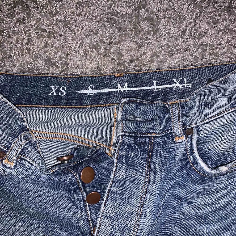 Ett par supersnygga mom jeans ifrån bikbok i stl XS, säljer pga att jag inte använder de längre. Köpta för 599. Frakt tillkommer.. Jeans & Byxor.