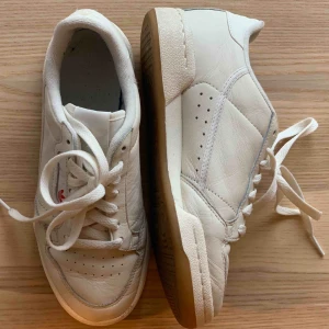  - Använda en gång. Vita klassiska adidas sneakers i bra skick! Passar allt och är perfekta till vardagen och våren som kommer :) 