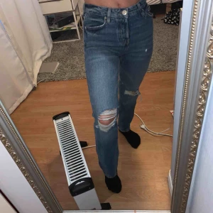  - Ett par super snygga mom jeans/boyfriend jeans med högmidja ifrån mango. Endast använda 2 gånger. Köpta för 549, priset går o diskutera vid snabb affär. Frakt tillkommer. 