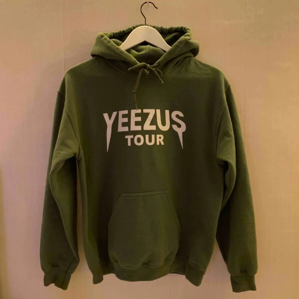 Säljer min älskade Yeezus Tour tröja då den tyvärr inte kommer till användning längre. Tröjan är inte äkta men är av god kvalité.   Jag kan mötas upp i Borås, eventuellt Göteborg, annars står köparen för frakten. . Hoodies.