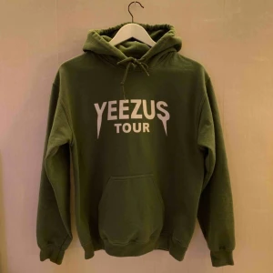  - Säljer min älskade Yeezus Tour tröja då den tyvärr inte kommer till användning längre. Tröjan är inte äkta men är av god kvalité.   Jag kan mötas upp i Borås, eventuellt Göteborg, annars står köparen för frakten. 
