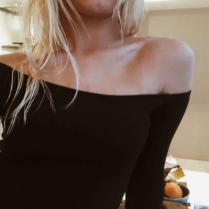  - Svart topp med bara axlar och trumpetärmar, lite cropped. Nyskick! 🖤