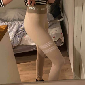  - Säljer mina stronges tränings byxor, då de inte sitter bra på mig. Superfina i skicket och knappt använda, köparen betalar eventuell frakt💕💕