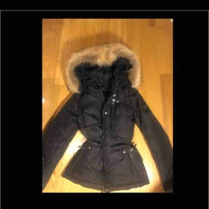  - Säljer min hollies Livigno , använt ett par gånger men är fortfarande i bra skick strl 36/S Pris kan diskuteras Går spänna i midjan 