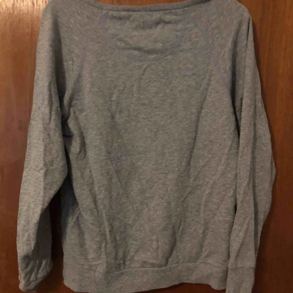 Snygg sweatshirt med nice tryck på! Säljer pga för liten storlek för mig, skulle säga att den är true to size🌸. Tröjor & Koftor.