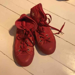  - Ett par converse i skinn, i fint begagnat skick. Kan fraktas men köparen står för frakten. Kan annars mötas upp i Funäsdalen eller Östersund ❤️