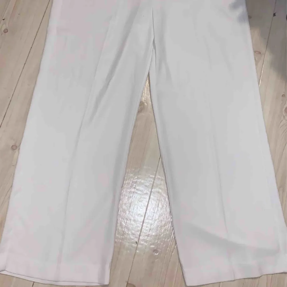 Jättefina vita kostymbyxor, använda 1 gång, sömmen vid dragkedjan är sönder men den går att laga lätt, annars i väldigt fint skick, är i storlek 42 men skulle säga att de passar en M. Frakt tillkommer på 55kr . Jeans & Byxor.