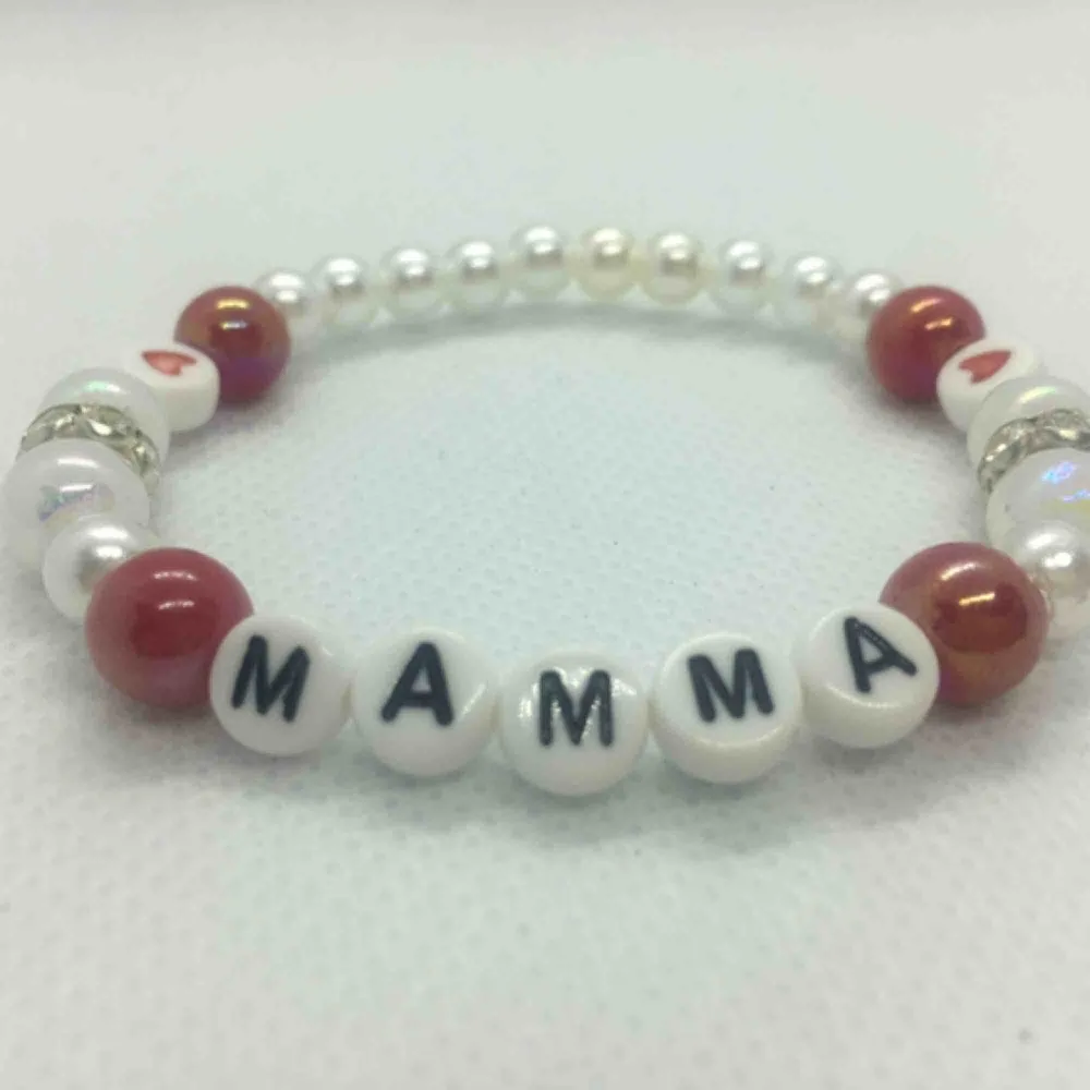 Armband ” MAMMA” kärlek    Fin armband i vit och rörda pärlor.  Handgjorda med elastiktråd och passar till alla handleder. Storlek : 17-18 cm. Accessoarer.