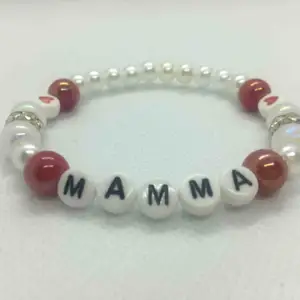 Armband ” MAMMA” kärlek    Fin armband i vit och rörda pärlor.  Handgjorda med elastiktråd och passar till alla handleder. Storlek : 17-18 cm