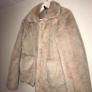 JAcka - MYSIG OCH SNYGG LURVIG JACKA!!  Använt 2 gånger efter det har den hängt i min garderob , säljer pågrund av att det inte är min stil men super snygg endå!. 🌸Ny pris 600 kr🌸 köparen står för frakten!! 