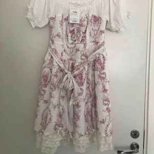  - Äkta Liz Lisa klänning köpt i Tokyo. Aldrig använd! Prislappen finns fortfarande på. Köpte den för 960 kr och säljer nu för 650 kr. På lappen står det Storlek 0, men denna klänning passar även mig som är M. Bekvämast sitter den nog på S, gissar jag.