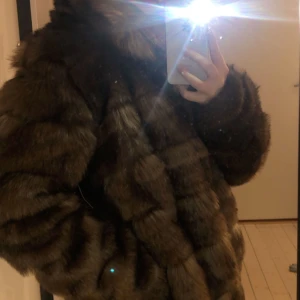 päls kofta  - en helt oanvänd, mysig kappa från Nelly. alla prislapparna är kvar. hittar den inte på hemsidan så tror den är slutsåld. den är oversize så kan passa både 36-42 nypris: ca 1000 frakt tillkommer, pris kan diskuteras. 