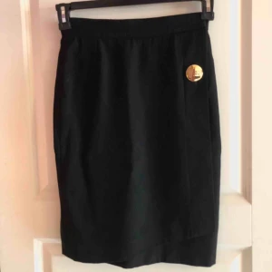  - Yves Saint Laurent kjol från 80-talet. Köpt på en exklusiv Vintage butik på Franska rivieran. Jättefint bevarad. OBS. Franska storlekar är väldigt små så 38 motsvarar ungefär XS. ❣️