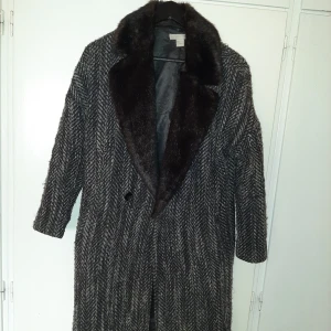 Kappa med fuskpäls - Kappa med fuskpäls från HM. En väldigt rymlig stl 34. Finns i västerås eller skickas mot frakt.