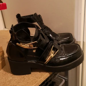 River Island Boots - Svarta "CutOut Boots" från River Island. Använt fåtal gånger. Storlek 39. Har justerbara clips. Köparen står för fraktkostnaden ❣️
