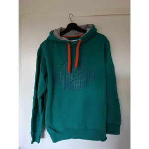 Humör sweater strl L - Luvtröja från Humör. 