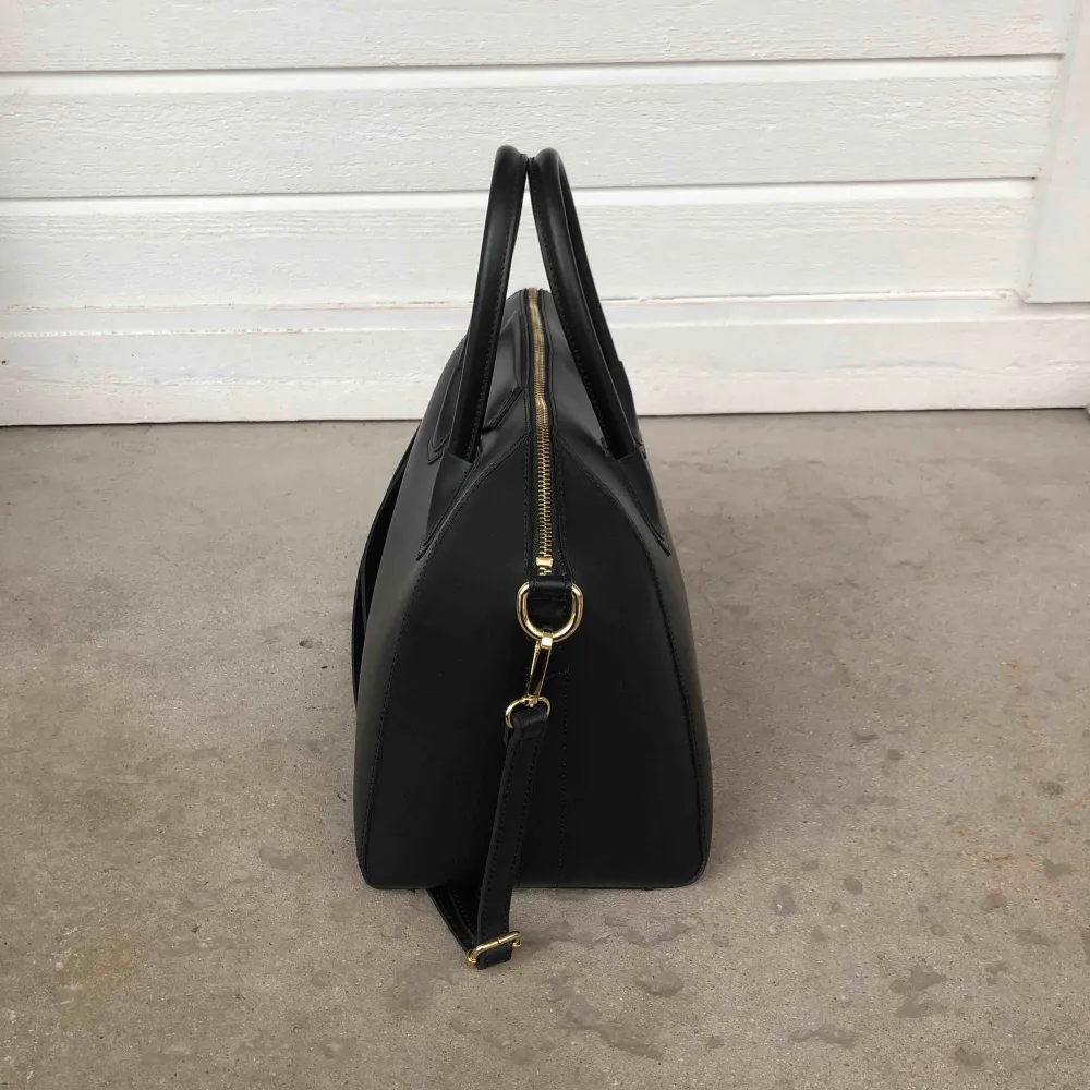 Luxury Leather Bag från chiquelle. Fick de i studentpresent men har aldrig använt den, den är verkligen HELT ny.   Kan skicka mot att köparen betalar frakt :) . Väskor.