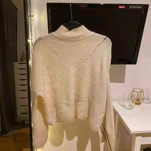  - Ganska stor för att vara en xs. Den är extremt skön och mysig och sticks inte alls som andra stickade tröjor kan göra! Använder den här inte längre och därför säljer jag den! Nypris ca 300kr