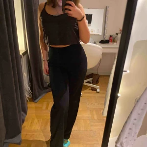  - Ett par svarta ”kostym ish” byxor. Extreeeemt sköna att ha på sig och ger kroppen en fin siluett! Liksom kan de bli bättre? Dock tycker jag dom sitter lite för tajt i midjan på mig! Och därför säljer jag dom, köpta för ca 300/400kr