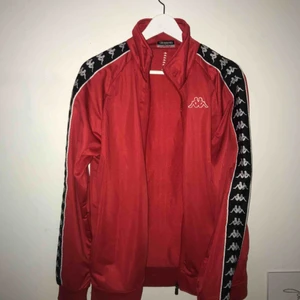  - En snygg Kappa zip-up tröja i ny-skick, nypris är ca 800kr å har användt den 2-3 gånger. Storleksmässigt lutar den mer mot en M, men den passar nog en person som bär Large. Mötes helst upp i Göteborg men frakt kan diskuteras❤️