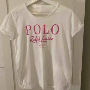 Polo Ralph Lauren T-shirt i storlek XL men är väldigt liten i storlek då jag brukar ha s/m i storlek men den här passar väldigt bra