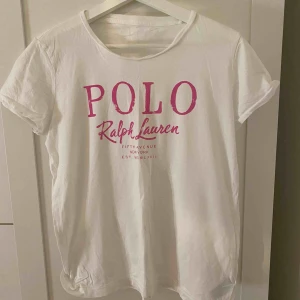  - Polo Ralph Lauren T-shirt i storlek XL men är väldigt liten i storlek då jag brukar ha s/m i storlek men den här passar väldigt bra