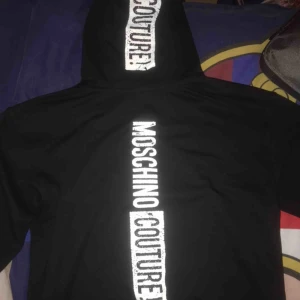  - En moschino tröja beställd från Zalando har aldrig använt för fel storlek 