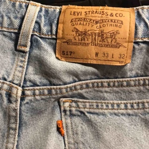  - Vintage Levis som jag sytt in till en 26/27? Kan skicka måtten vid intresse. Hål på bakfickan samt en liten färgfläck längre ner på benet.