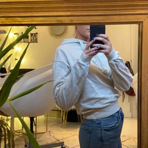  - Beige hoodie från NAKD! Sparsamt använd, inga fläckar elr liknande. (Förlåt för att den e så skrynklig). Nypris 250kr 💕