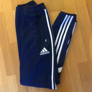  - Adidas mjukisbyxor i strl Xs