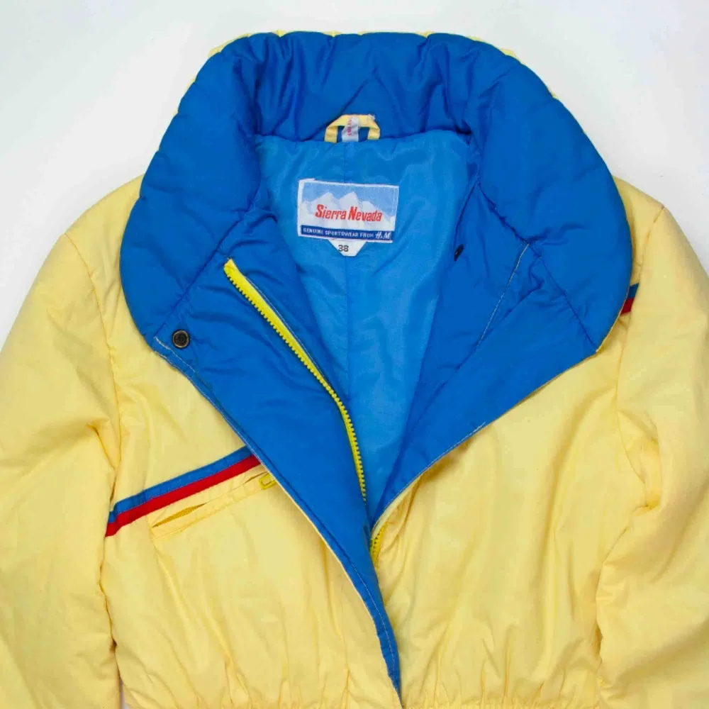 Vintage 90s ski jumpsuit in yellow Label: 38, fits best size S Measurements (flat, approx.):  leg inseam: 77 cm waist (not stretched): 38 cm Free shipping! Read the full description at our website majorunit.com No returns  . Jackor.