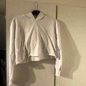  - En vit kroppad hoodie, använd endast 1 gång. Storlek S