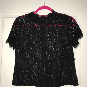  - Väldigt populär svart spets topp ifrån Zara!  Fint skick!☺️ 