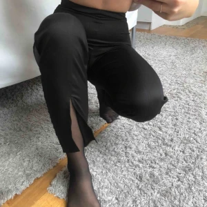  - Svarta kostymbyxor med en split på framsida ben. Skitsnygga men lite för stora för mig så därför säljer jag. Använda en gång så de är fortfarande i superfint skick! 